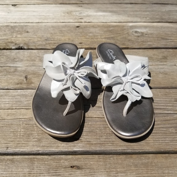 clarks white flip flops